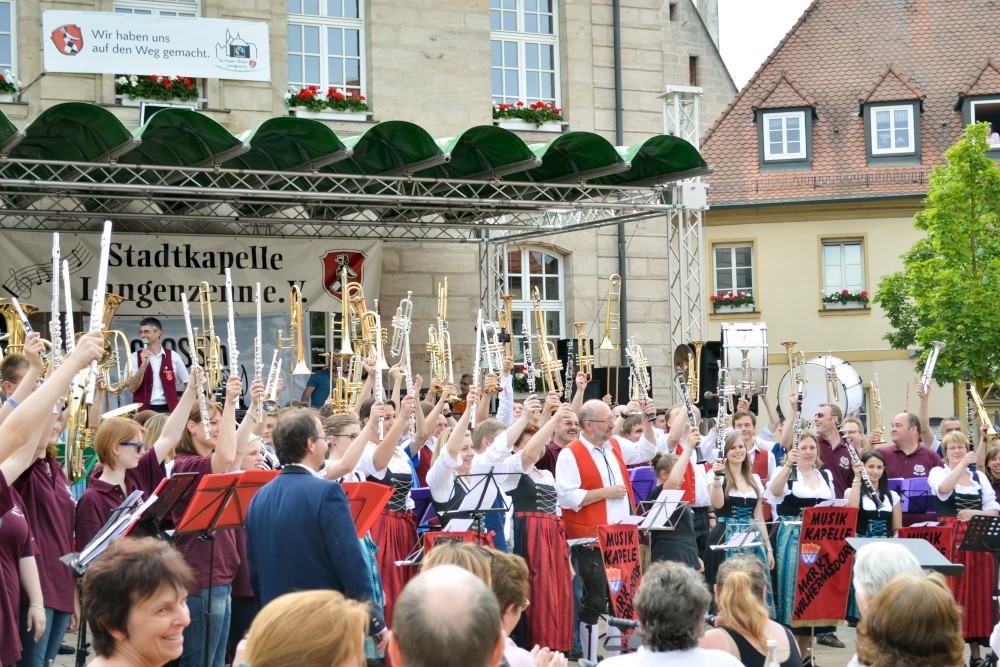 Auch in der Umgebung von Cadolzburg spielt die Musikkapelle - hier in Langenzenn zum 40. Jubiläum der Stadtkapelle