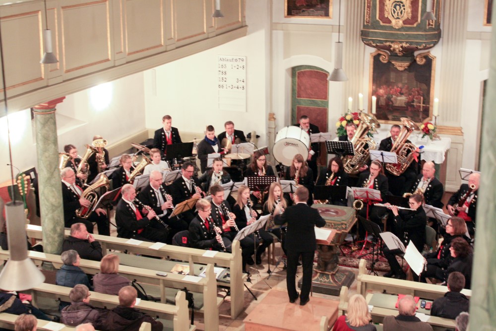 Auch beim Kirchenkonzert spielt das Jugendorchester begeistert mit