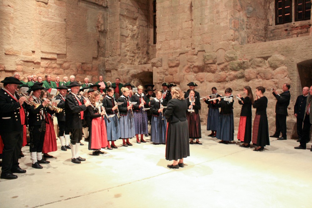 Den Austausch mit den Partnergemeinden von Cadolzburg begleitet die Musikkapelle musikalisch